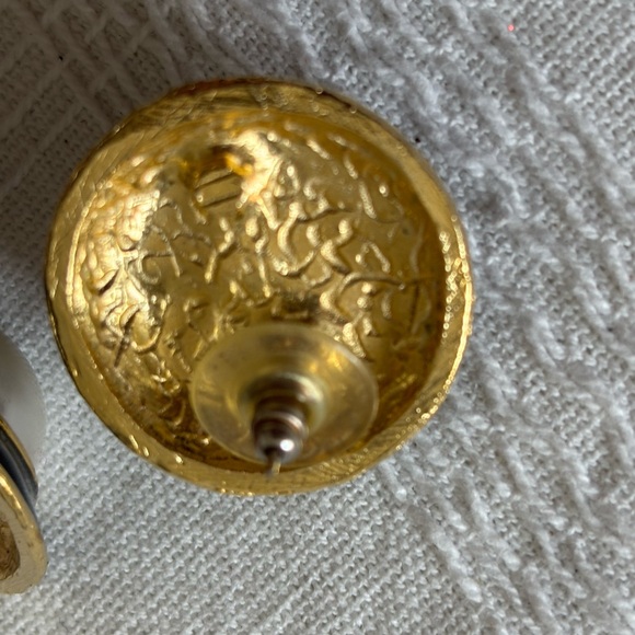 Vintage Elegant Black and Gold Faux Pearl Earrings - Picture 4 of 5